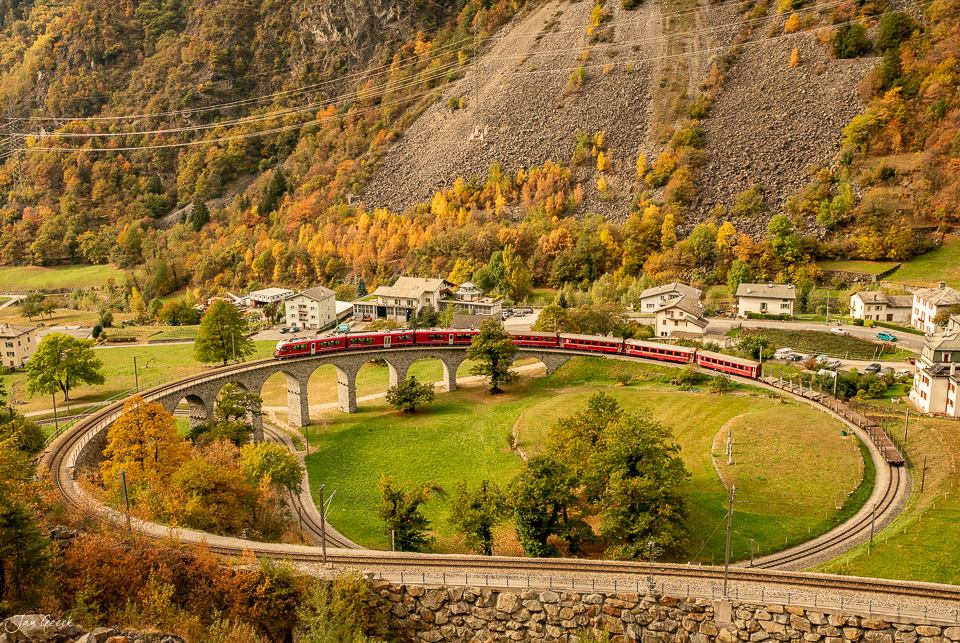 Kreisviadukt Brusio mit rotem Zug der Rhätischen Bahn im Herbst, Graubünden Schweiz – Jan Geerk Fotograf Basel