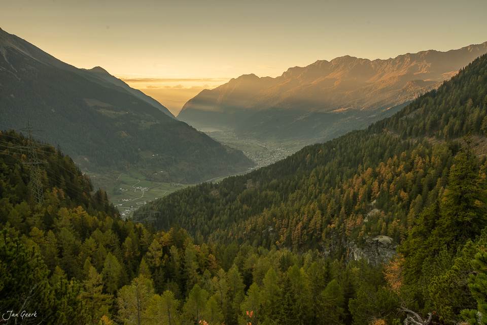 Herbstliches Alpental bei Cavaglia mit Lärchenwäldern im Sonnenaufgang Puschlav Schweiz Jan Geerk Fotograf Basel