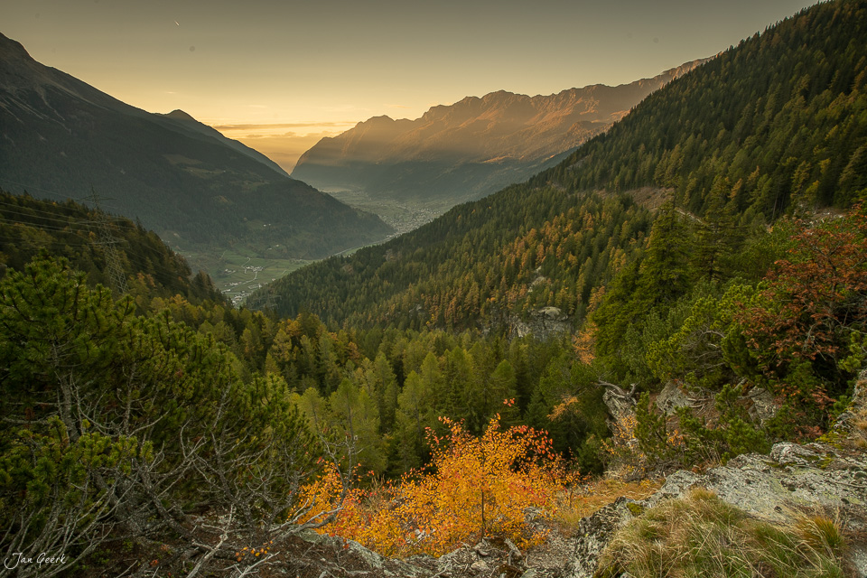 Herbstliche Berglandschaft mit Lärchen im Gletschergarten Puschlav, Sonnenaufgang in Graubünden Schweiz – Jan Geerk Fotograf Basel