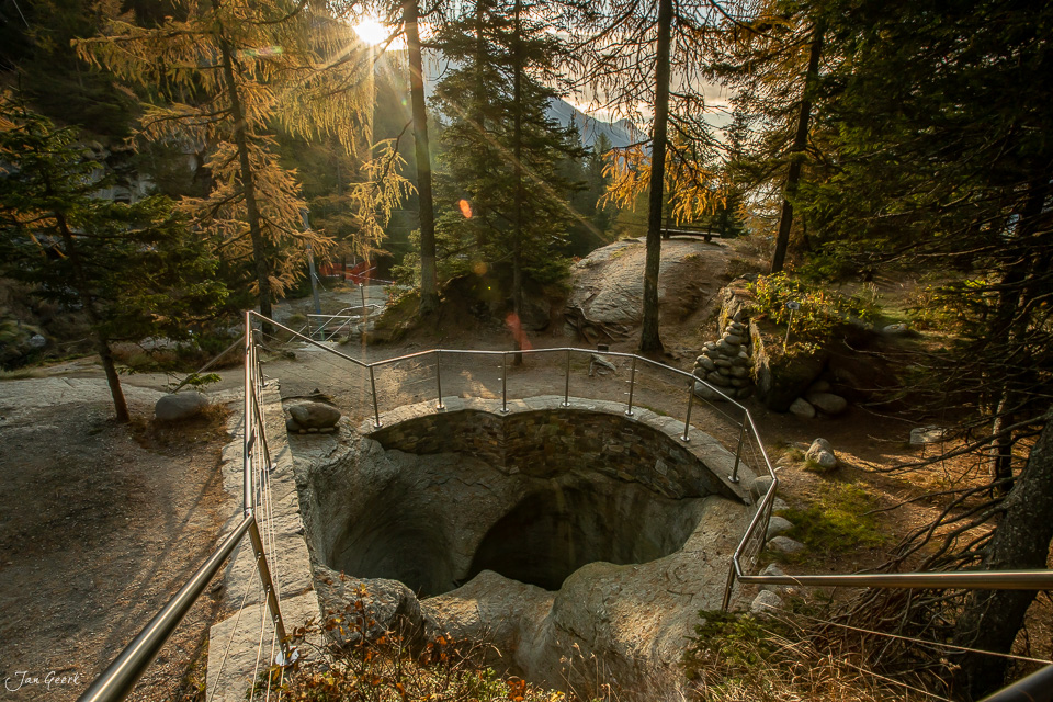 Gletschermühle im Gletschergarten Cavaglia mit Herbstlärchen und Morgenlicht in Puschlav Schweiz Jan Geerk Fotograf Basel