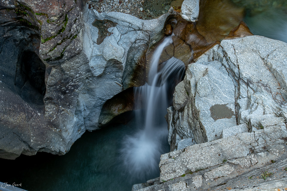 Wasserfall in der Gletschermühle Cavaglia mit Herbstlicht, Puschlav Graubünden Schweiz – Jan Geerk Fotograf Basel