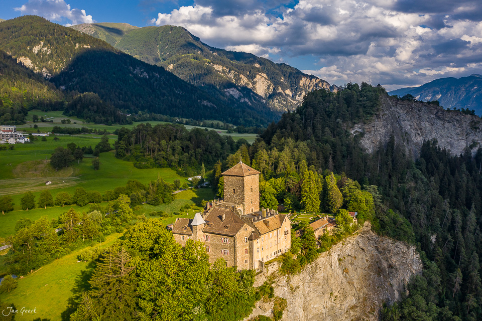 Schloss Ortenstein in Tomils Luftaufnahme Sommerlich Domleschg Graubünden Schweiz Jan Geerk Fotograf Basel