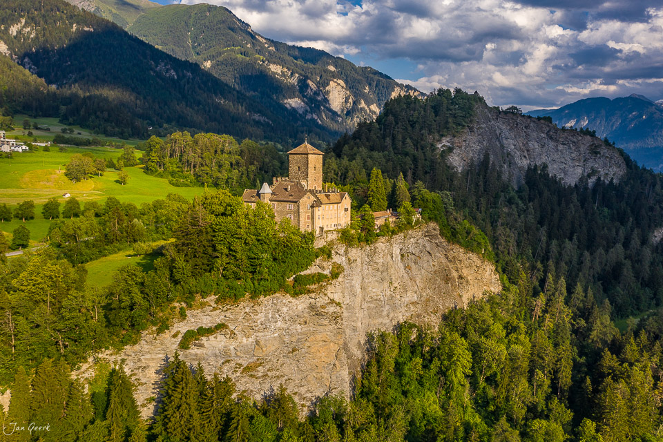 Schloss Ortenstein auf Felskuppe im Domleschg mit grünem Tal, Wäldern und Bergen bei Sommerlicht, Graubünden Schweiz – Jan Geerk Fotograf Basel
