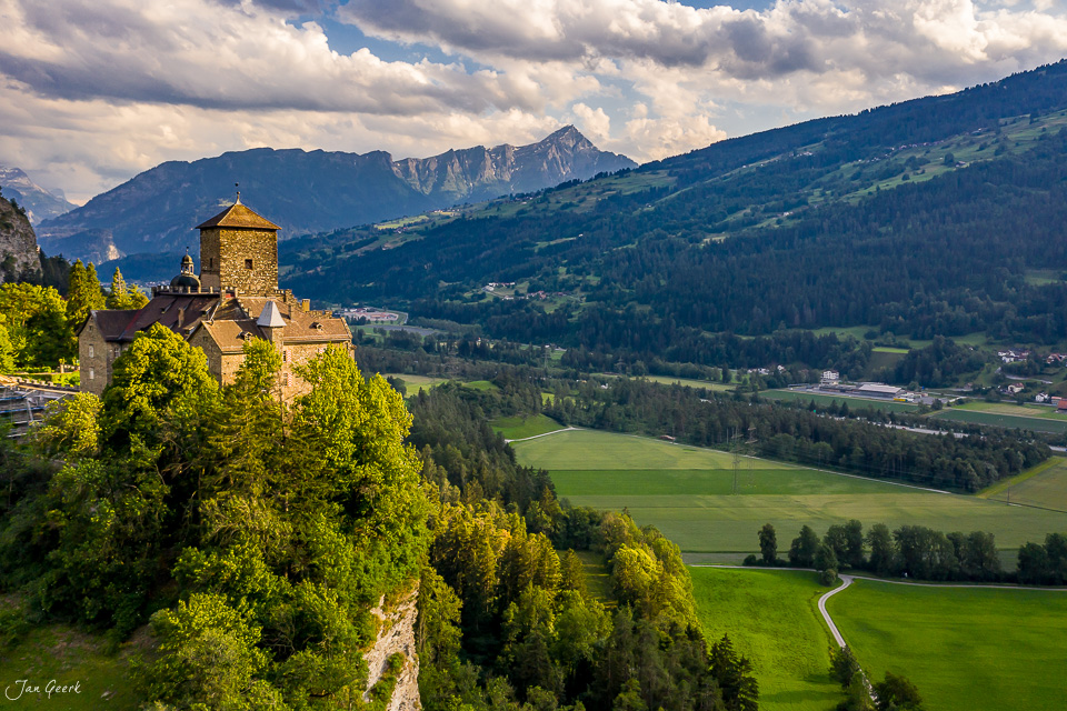 Schloss Ortenstein bei Tomils luftaufnahme sommerliche berge domleschg graubünden schweiz jan geerk fotograf basel