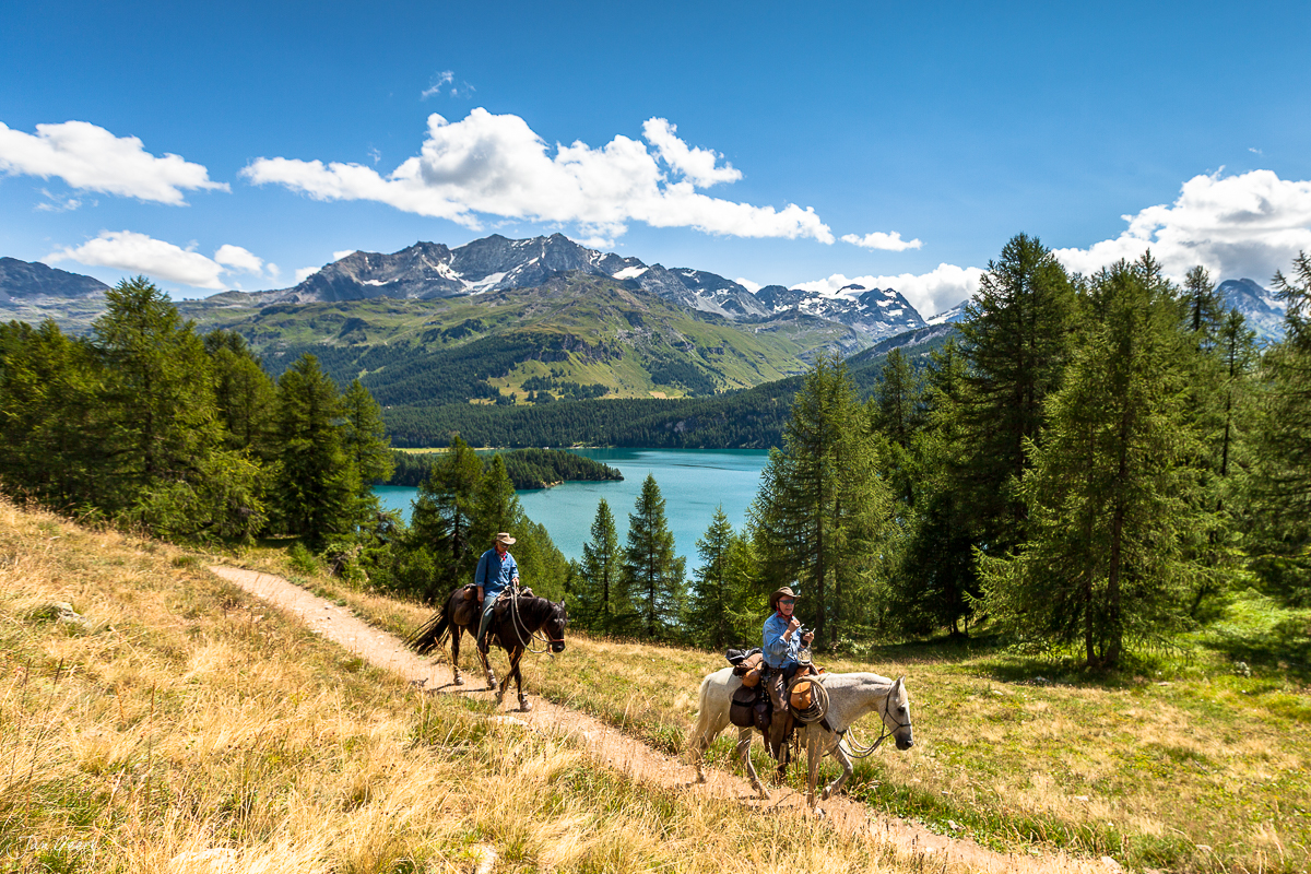 Reiter zu Pferd am Silsersee mit Bergpanorama Engadin Graubünden Schweiz – Jan Geerk Fotograf Basel