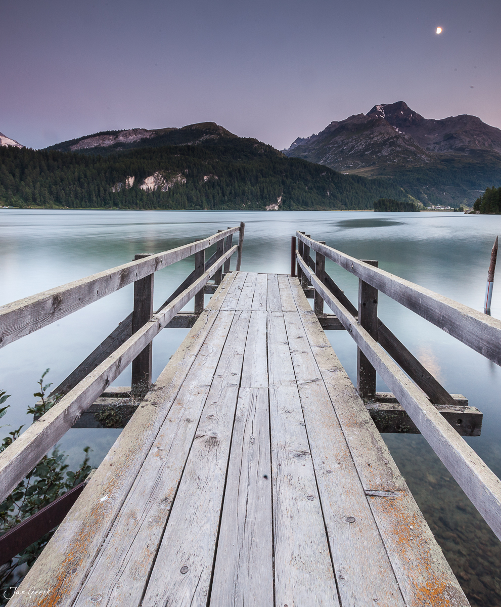 Holzsteg Silsersee Sils Engadin Blauerstunde Alpen Graubünden Schweiz Jan Geerk Fotograf Basel
