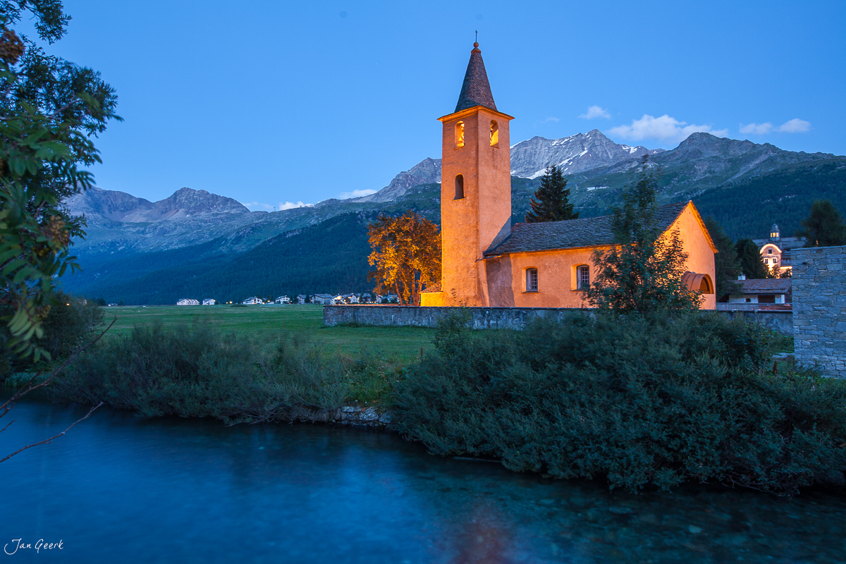 Kirche Sils mit Campanile am Silsersee in der Blauen Stunde Engadin Graubünden Schweiz Jan Geerk Fotograf Basel