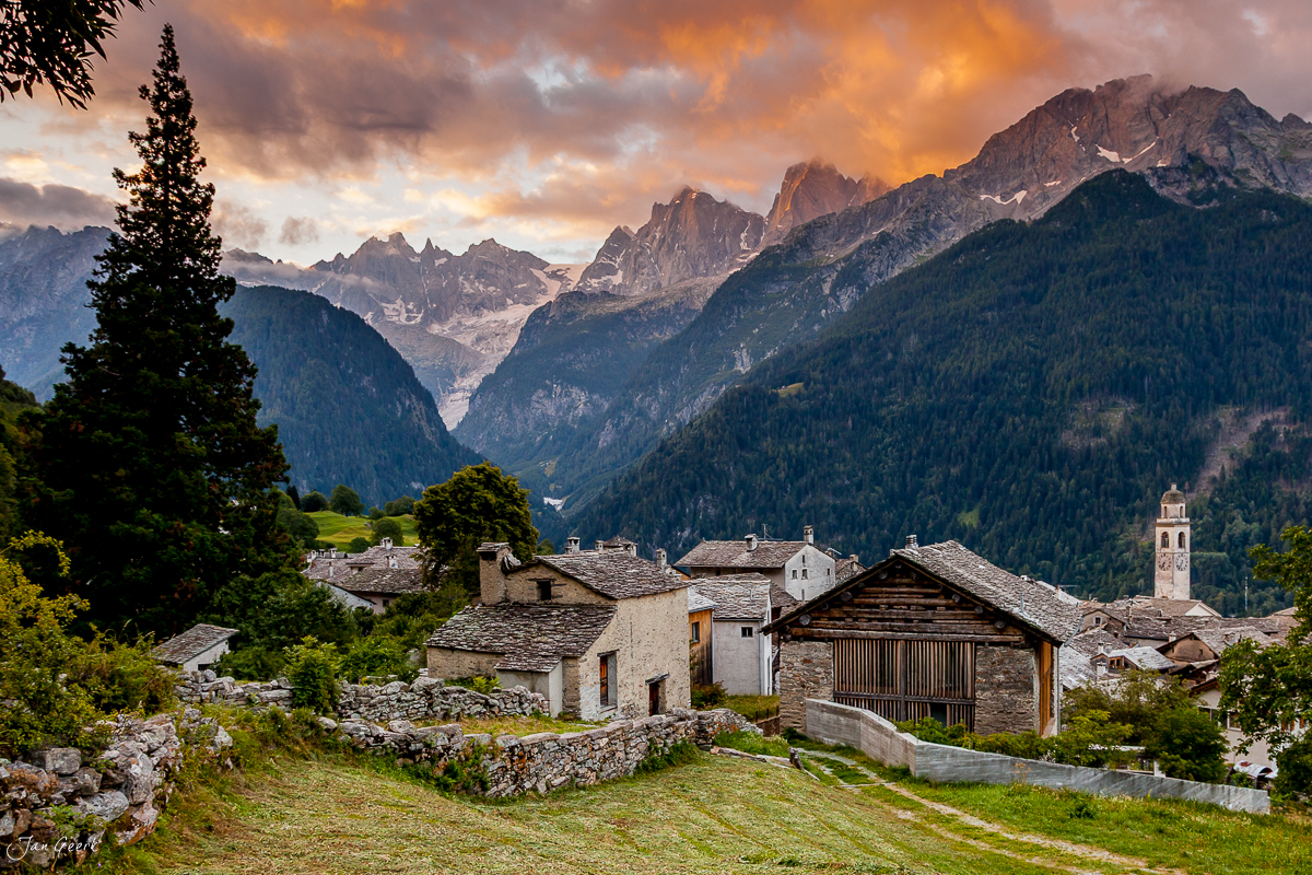 Bergdorf Soglio Alpenlandschaft Sonnenaufgang Graubünden Schweiz Jan Geerk Fotograf Basel