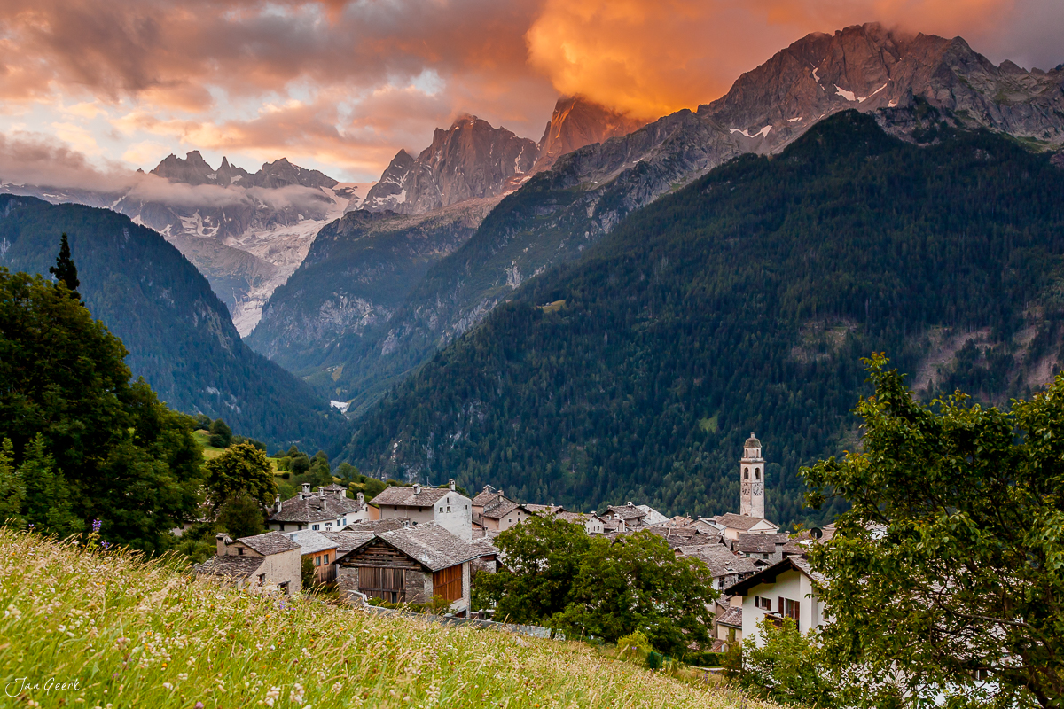 Bergdorf Soglio Bergell Alpensonnenaufgang Graubünden Schweiz Jan Geerk Fotograf Basel