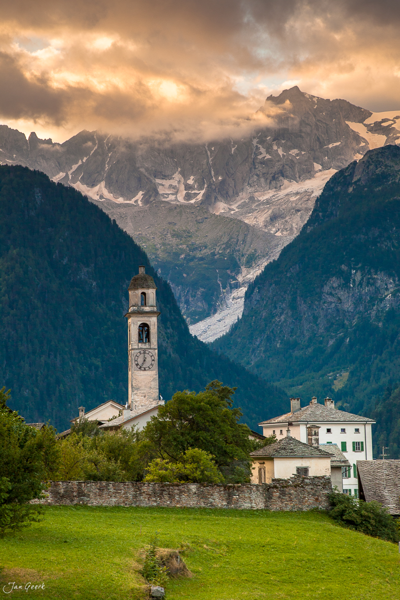Pfarrkirche Soglio mit Bergell Gletscher Alpen Sommermorgen Graubünden Schweiz Jan Geerk Fotograf Basel
