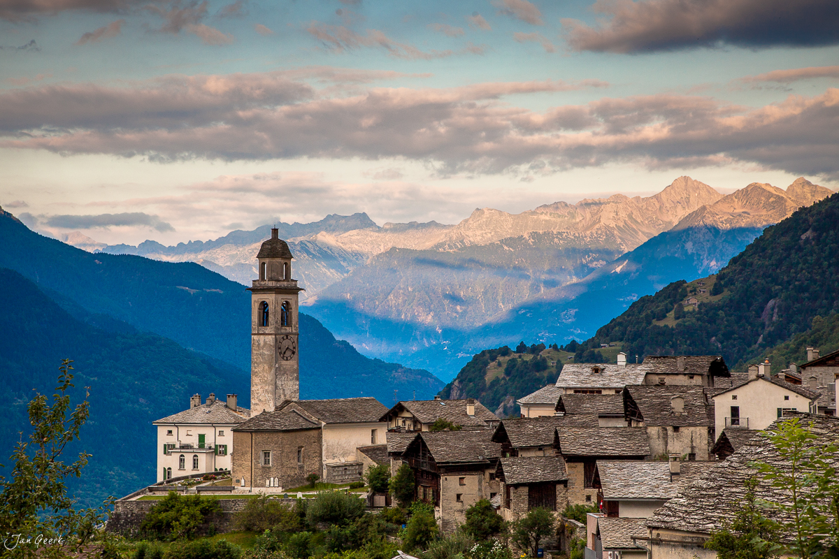 Kirche Soglio Bergell Sommer Alpen Graubünden Schweiz Jan Geerk Fotograf Basel