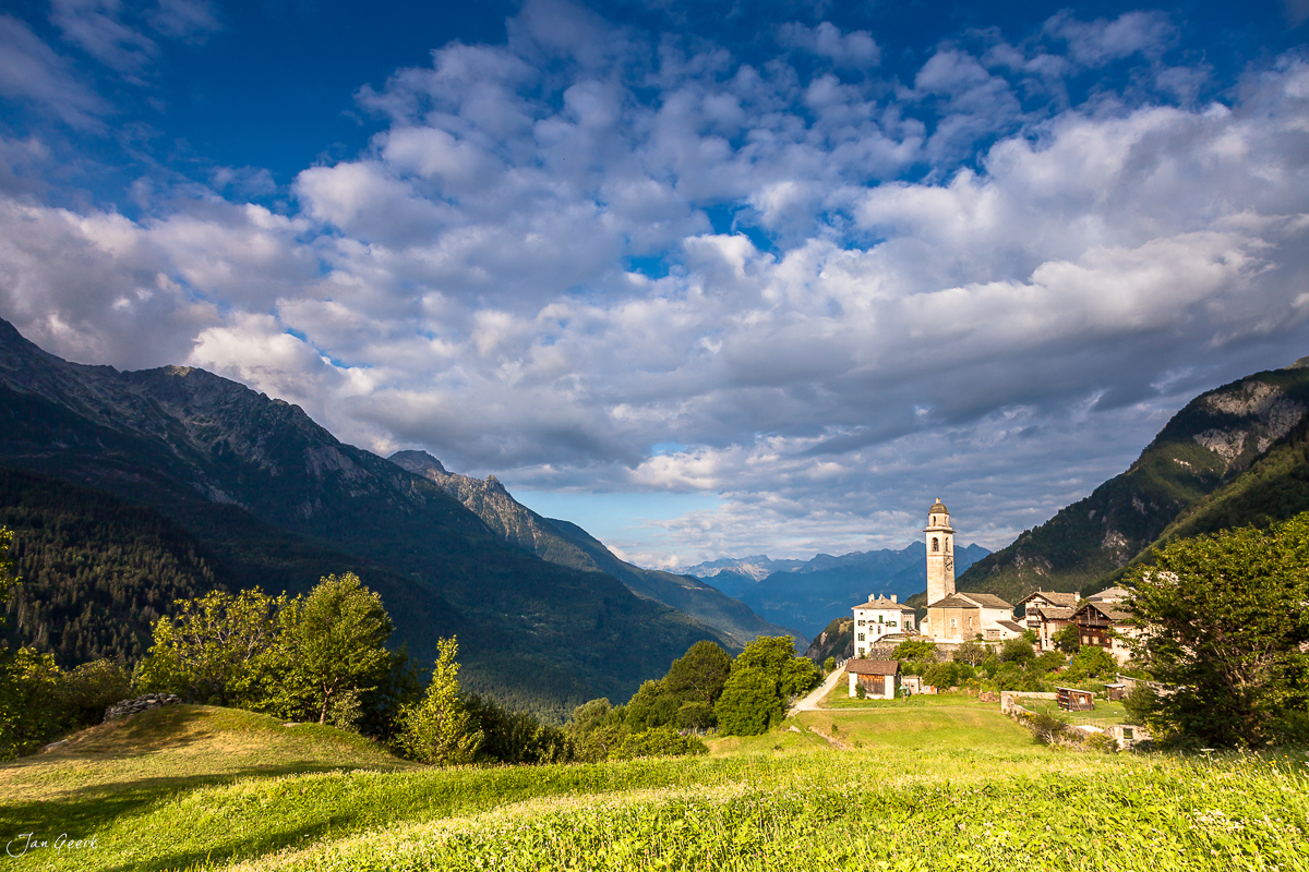 Kirchendorf Soglio Bergell Sommeralpenpanorama Graubünden Schweiz Jan Geerk Fotograf Basel