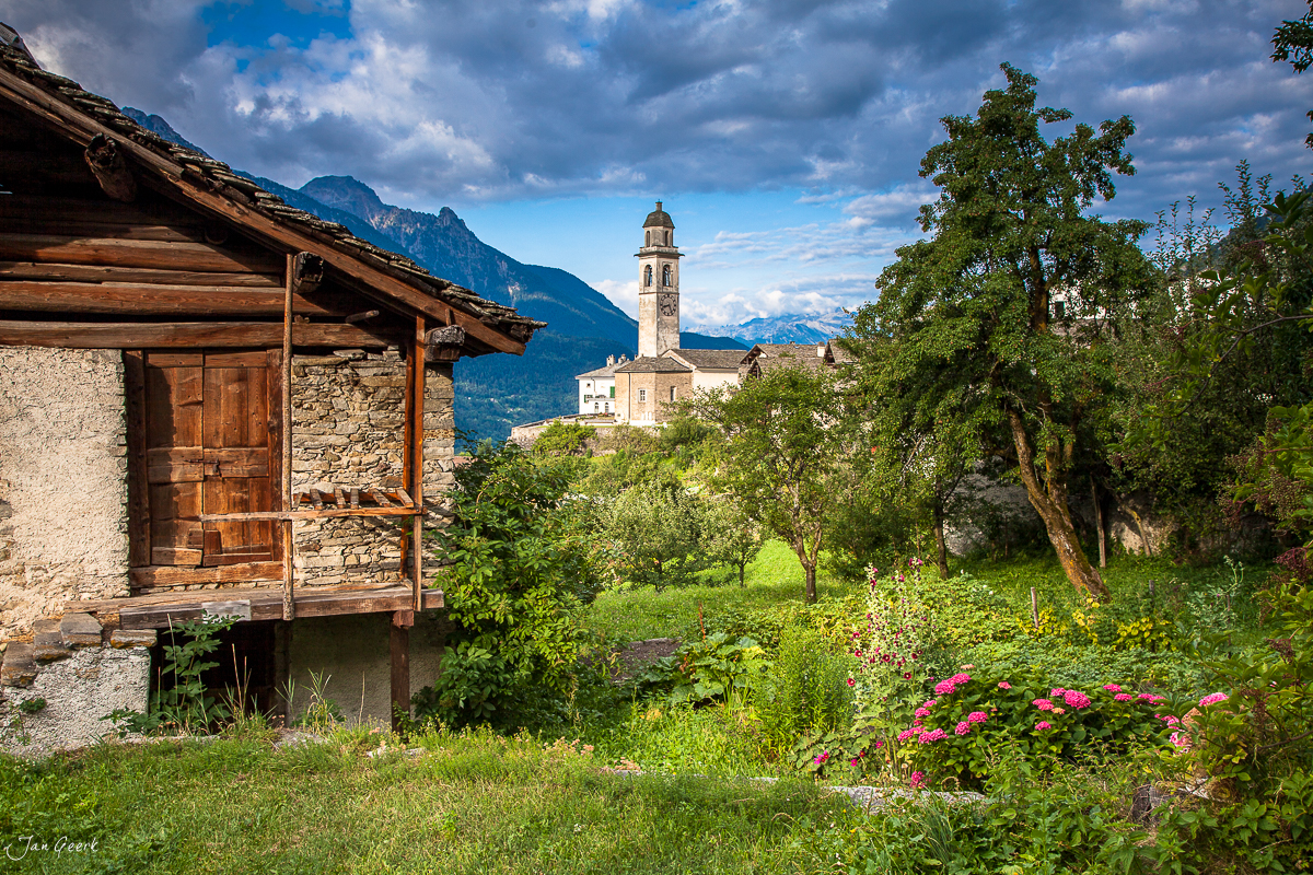 Steinhaus mit Holzbalkon Kirche Soglio Engadin Sommer Graubünden Schweiz Jan Geerk Fotograf Basel