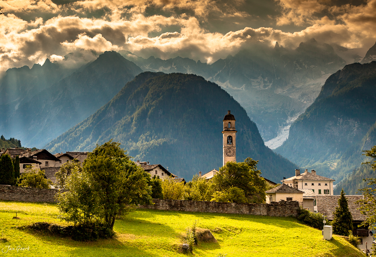 Soglio Dorf Bergkirche Alpenlandschaft Sommer Bergell Graubünden Schweiz Jan Geerk Fotograf Basel