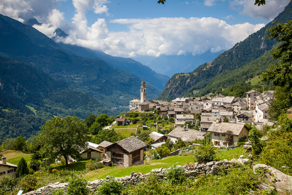 Bergdorf Soglio Bergell Sommer Alpen Graubünden Schweiz Jan Geerk Fotograf Basel