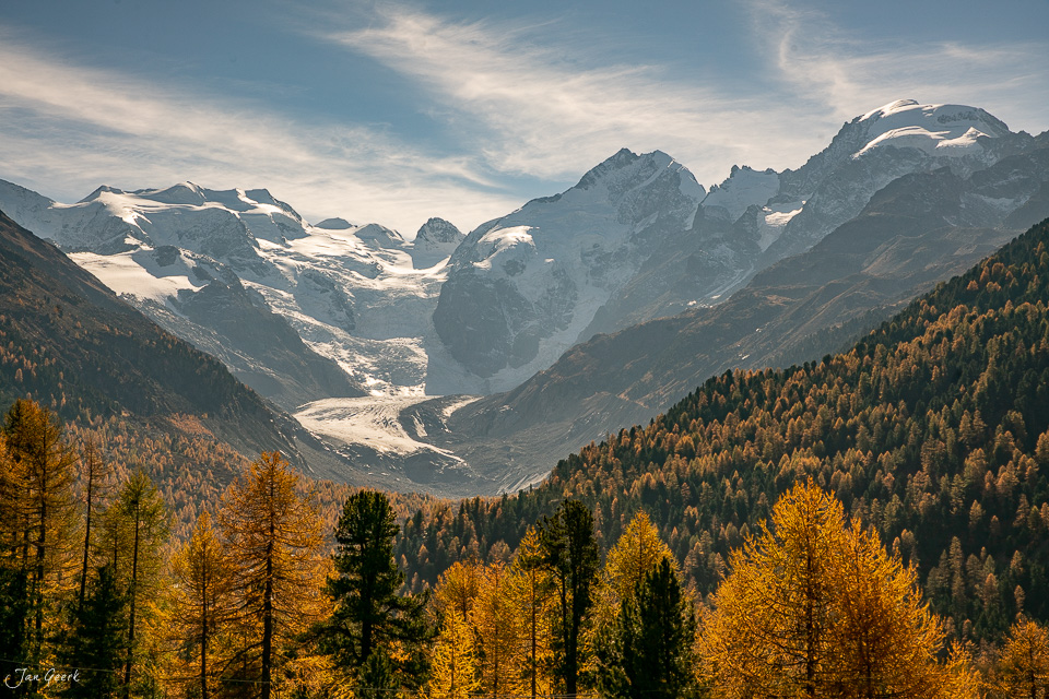 Herbstliche Lärchenwälder und schneebedeckte Gletscherberge im Engadin, Graubünden Schweiz – Jan Geerk Fotograf Basel
