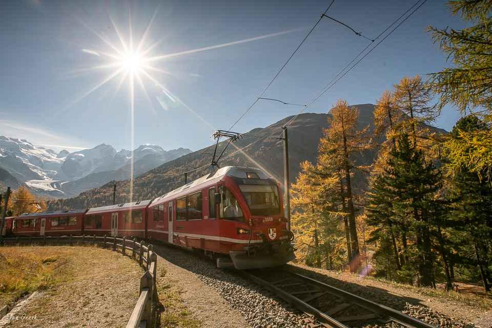 Bernina Express Zug auf Schmalspurbahn herbstliche Lärchenwälder Gletscher Engadin Graubünden Schweiz Jan Geerk Fotograf Basel