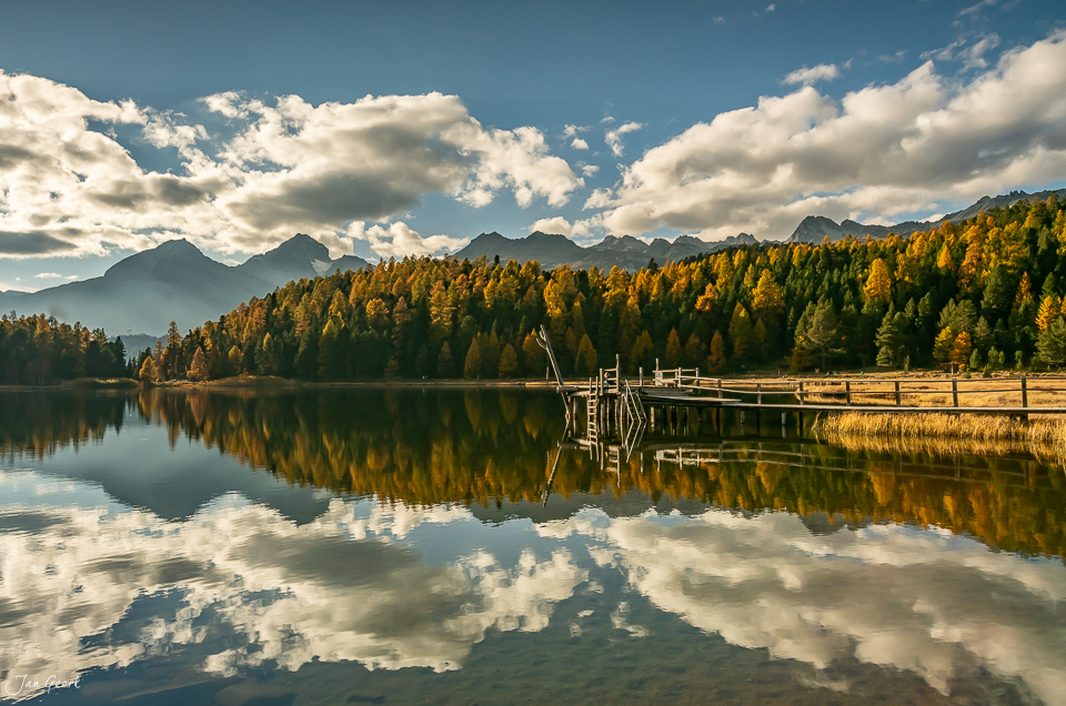 Herbstlicher Bergsee mit Lärchen und Bergspiegelung am Stazersee Sankt Moritz Engadin Graubünden Schweiz – Jan Geerk Fotograf Basel