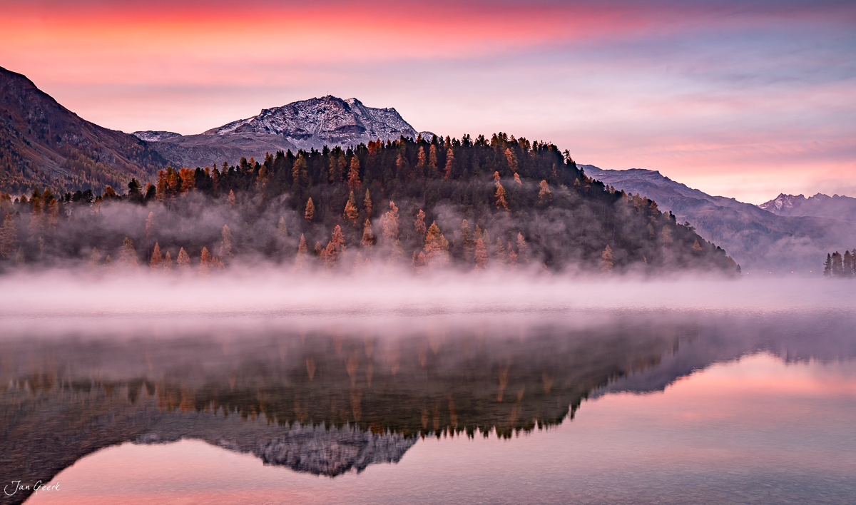 Nebel über dem Champfersee im Herbst, Engadin Graubünden Schweiz – Jan Geerk Fotograf Basel