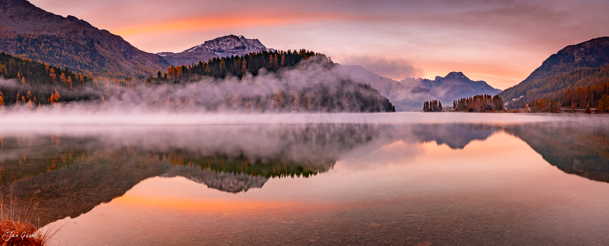 Herbstliche Bergsee-Landschaft mit Morgennebel, Spiegelung und Lärchenwäldern im Engadin Graubünden Schweiz – Jan Geerk Fotograf Basel