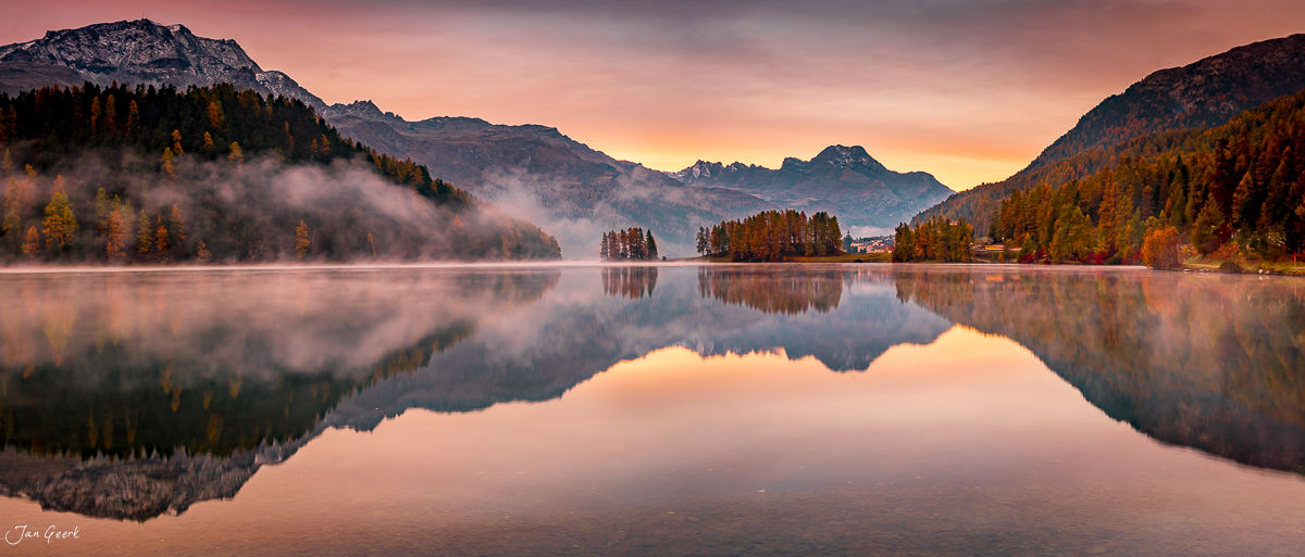 Champfersee im Herbst mit Lärchen und Bergreflexion, Engadin Graubünden Schweiz – Jan Geerk Fotograf Basel