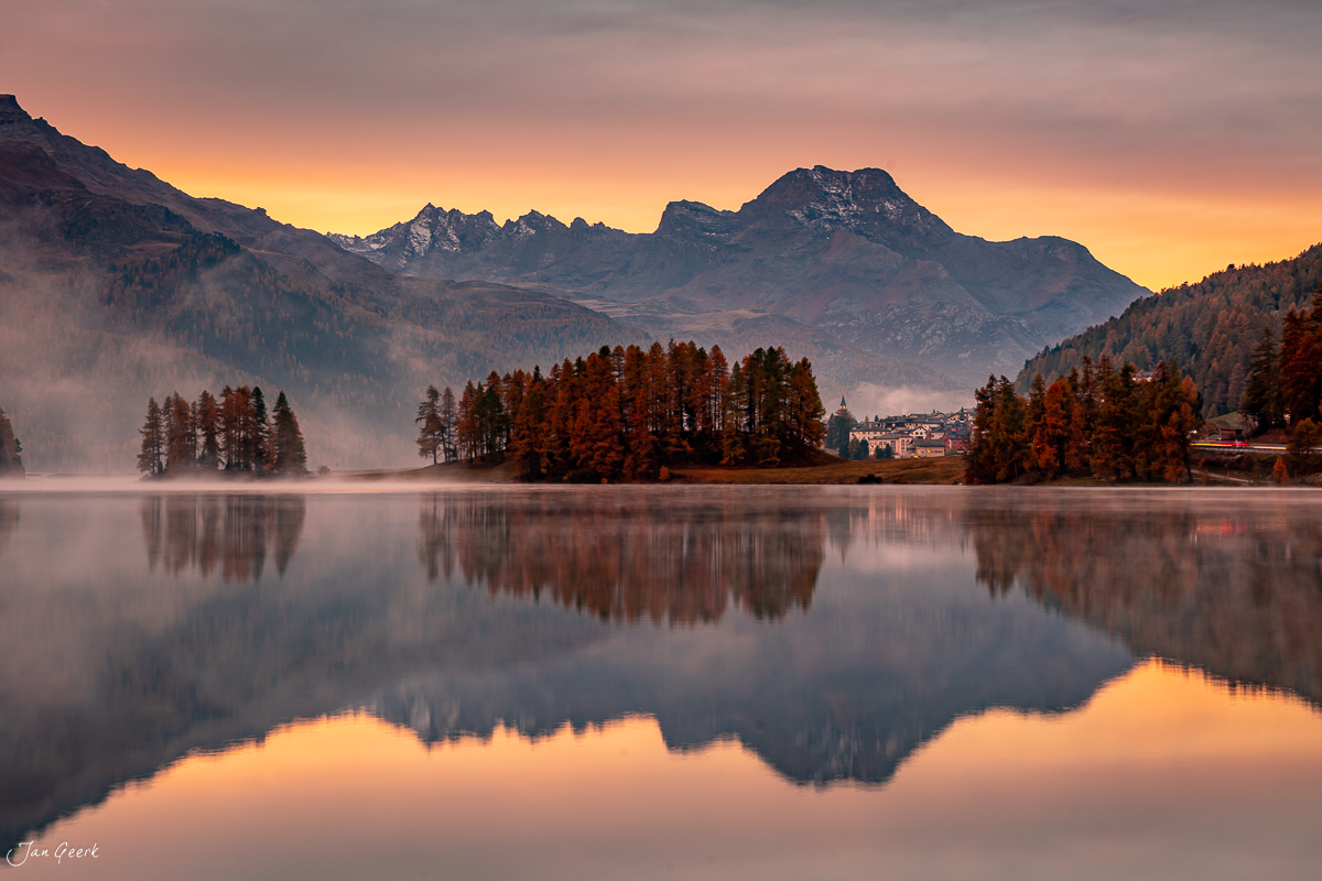 Stille Seelandschaft mit Spiegelbild bei Sonnenaufgang, Engadin Graubünden Schweiz – Jan Geerk Fotograf Basel