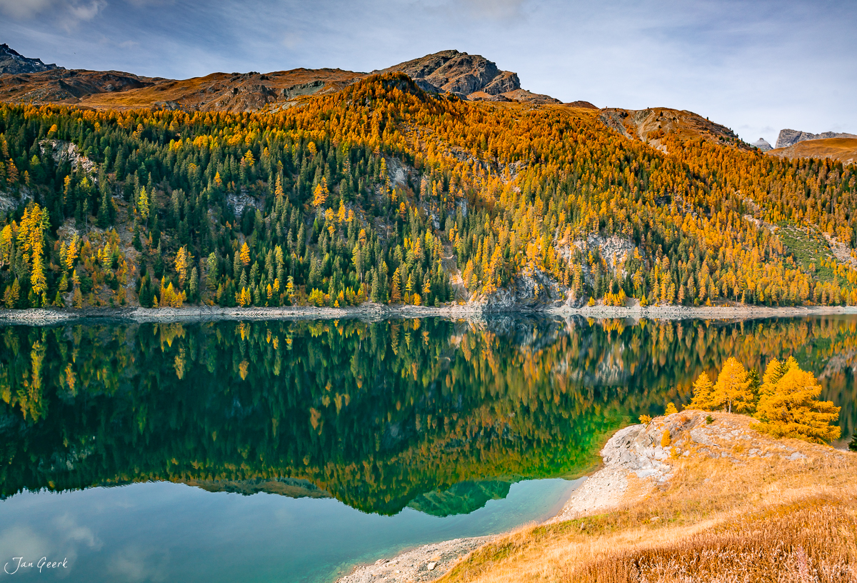 Alpensee mit Lärchenwäldern im Herbst am Julierpass Graubünden Schweiz – Jan Geerk Fotograf Basel