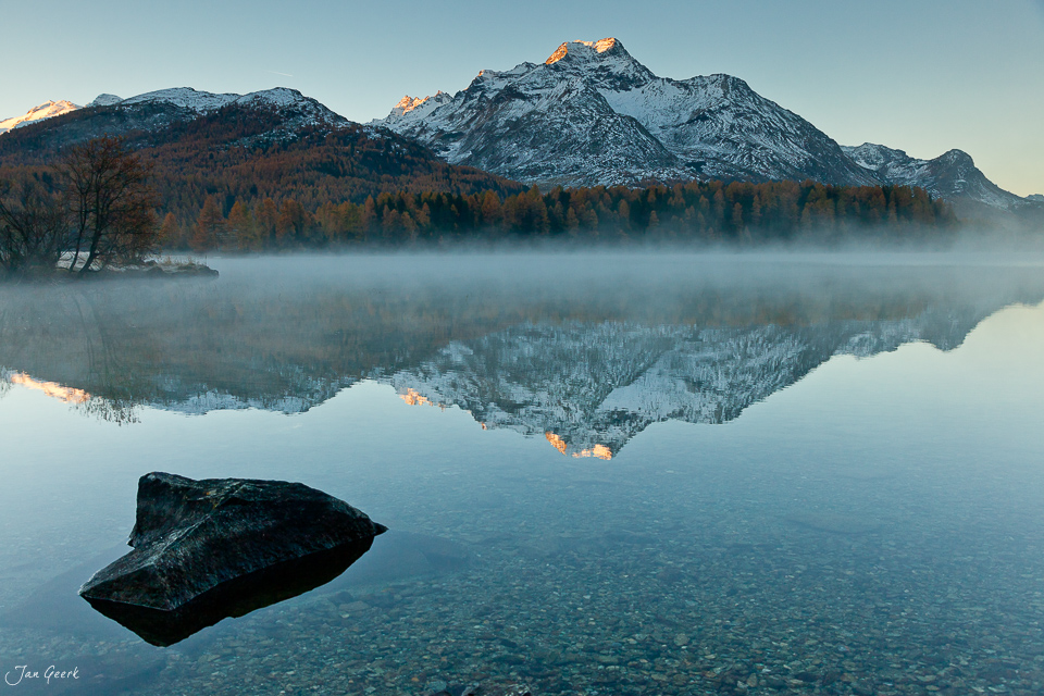 Bergsee mit Spiegelung verschneiter Gipfel Herbst Engadin Graubünden Schweiz Jan Geerk Fotograf Basel