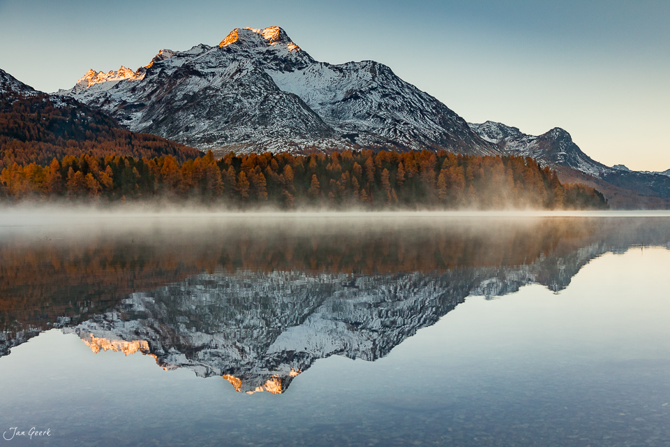 Bergsee Herbstmorgen Spiegelung schneebedeckte Berge Engadin Graubünden Schweiz Jan Geerk