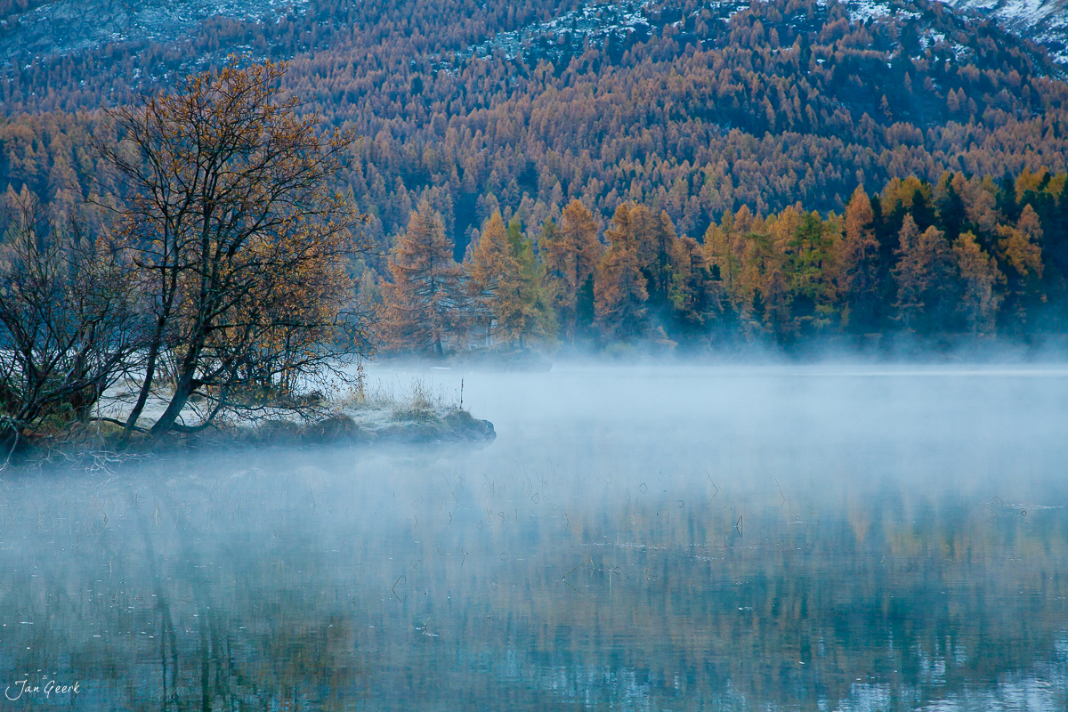Herbstlicher Bergsee mit Lärchen im Morgennebel Engadin Graubünden Schweiz Jan Geerk Fotograf Basel