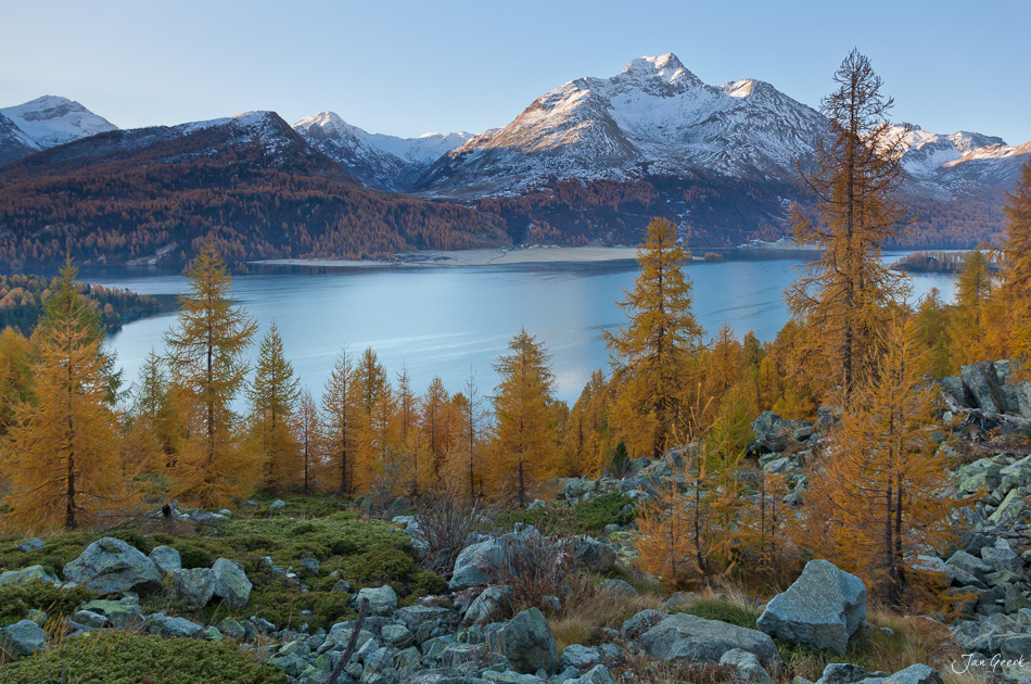 Berglandschaft mit Lärchen Herbst Engadin Graubünden Schweiz Jan Geerk Fotograf