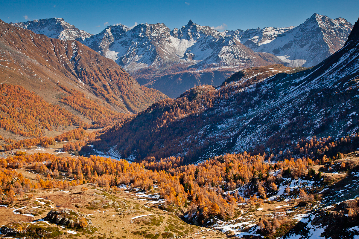 Herbstliche Lärchenwälder Engadin Berninapass Schnee Graubünden Schweiz Jan Geerk Fotograf