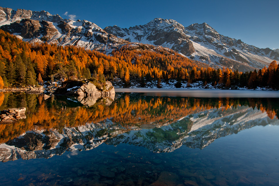 Lago di Saoseo Herbst Lärchen Spiegelung Engadin Graubünden Schweiz Jan Geerk