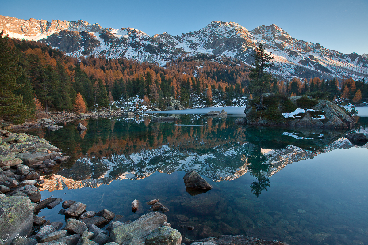 Bergsee mit Lärchenwälder Herbst Engadin Graubünden Schweiz Jan Geerk Fotograf Basel