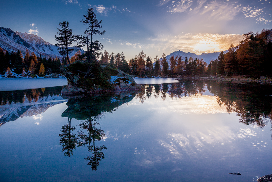 Alpensee mit Lärchen Spiegelung Engadin Herbst Graubünden Schweiz Jan Geerk Fotograf Basel