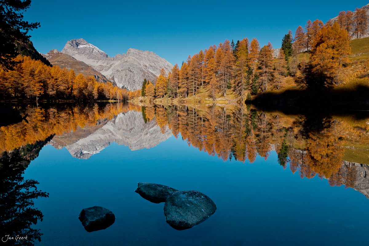 Bergsee Spiegelung Lärchen Herbst Engadin Graubünden Schweiz Jan Geerk