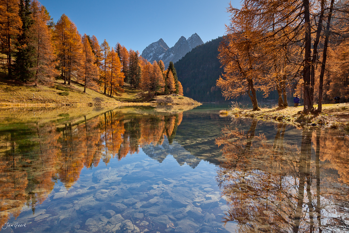 Bergsee mit Lärchen Herbstspiegelung Engadin Graubünden Schweiz Jan Geerk Fotograf Basel