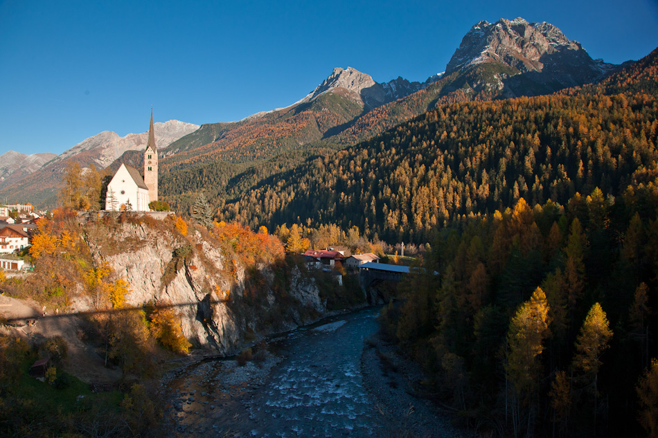 Kirche auf Felsen Engadin Herbst Graubünden Schweiz Jan Geerk Fotograf Basel