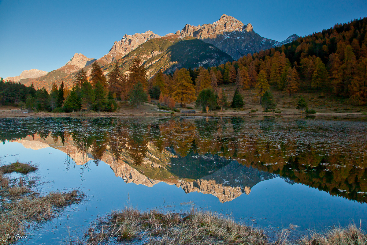 Bergsee Spiegelung Lärchen Herbst Engadin Graubünden Schweiz Jan Geerk Fotograf Basel