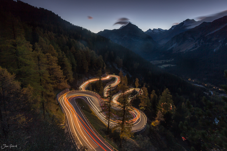 Kurvenreiche Bergstrasse mit Lichtspuren in herbstlicher Nacht, Maloja Engadin Graubünden Schweiz – Jan Geerk Fotograf Basel