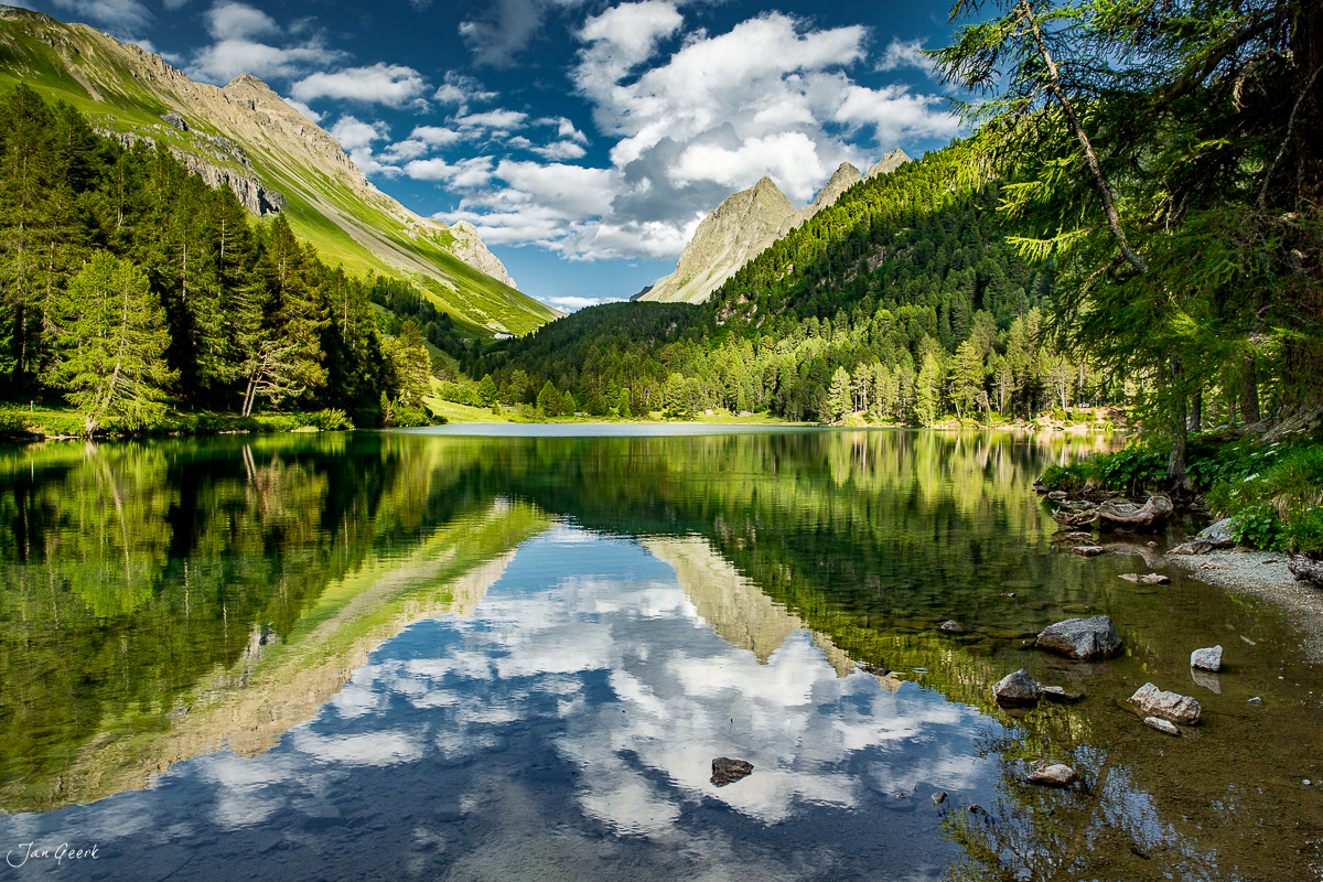 Alpensee mit Spiegelung, Bergwald und Gipfel, Engadin Sommerlandschaft Graubünden Schweiz – Jan Geerk Fotograf Basel