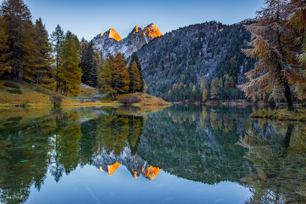 Bergsee mit golden beleuchteten Gipfeln, Herbst im Engadin, Graubünden Schweiz – Jan Geerk Fotograf Basel