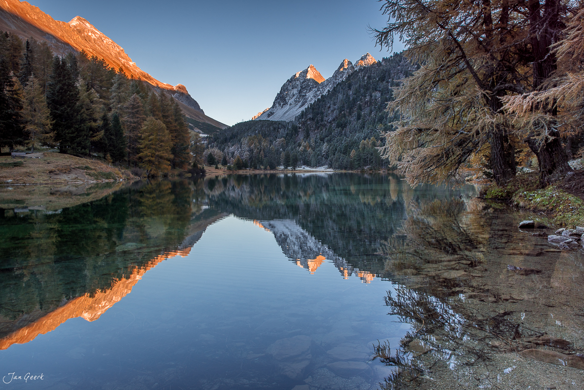 Palpuognasee mit Spiegelung herbstlicher Berge, Engadin Graubünden Schweiz – Jan Geerk Fotograf Basel