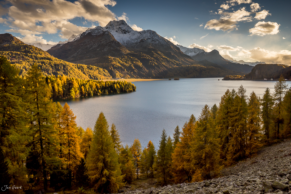 Bergwasserlandschaft Silsersee mit schneebedecktem Berg goldenen Lärchen Herbst Engadin Graubünden Schweiz Jan Geerk Fotograf Basel