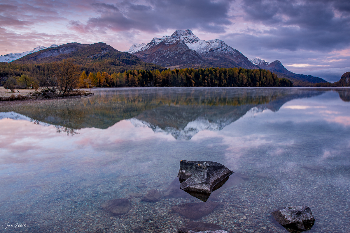 Bergsee mit schneebedecktem Berg und Lärchenwäldern im Herbst, Engadin Graubünden Schweiz – Jan Geerk Fotograf Basel