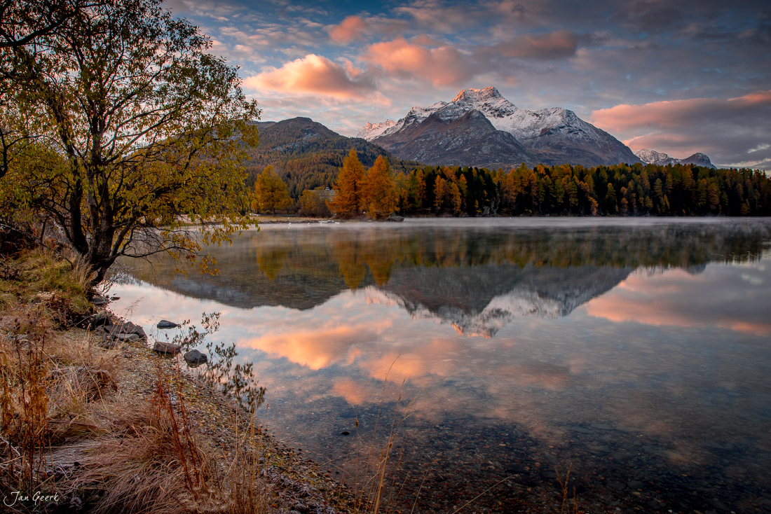 Herbstliche Bergseenlandschaft am Silsersee mit schneebedeckten Alpengipfeln, golden gefärbten Lärchen und spiegelndem Wasser in Graubünden Schweiz – Jan Geerk Fotograf Basel