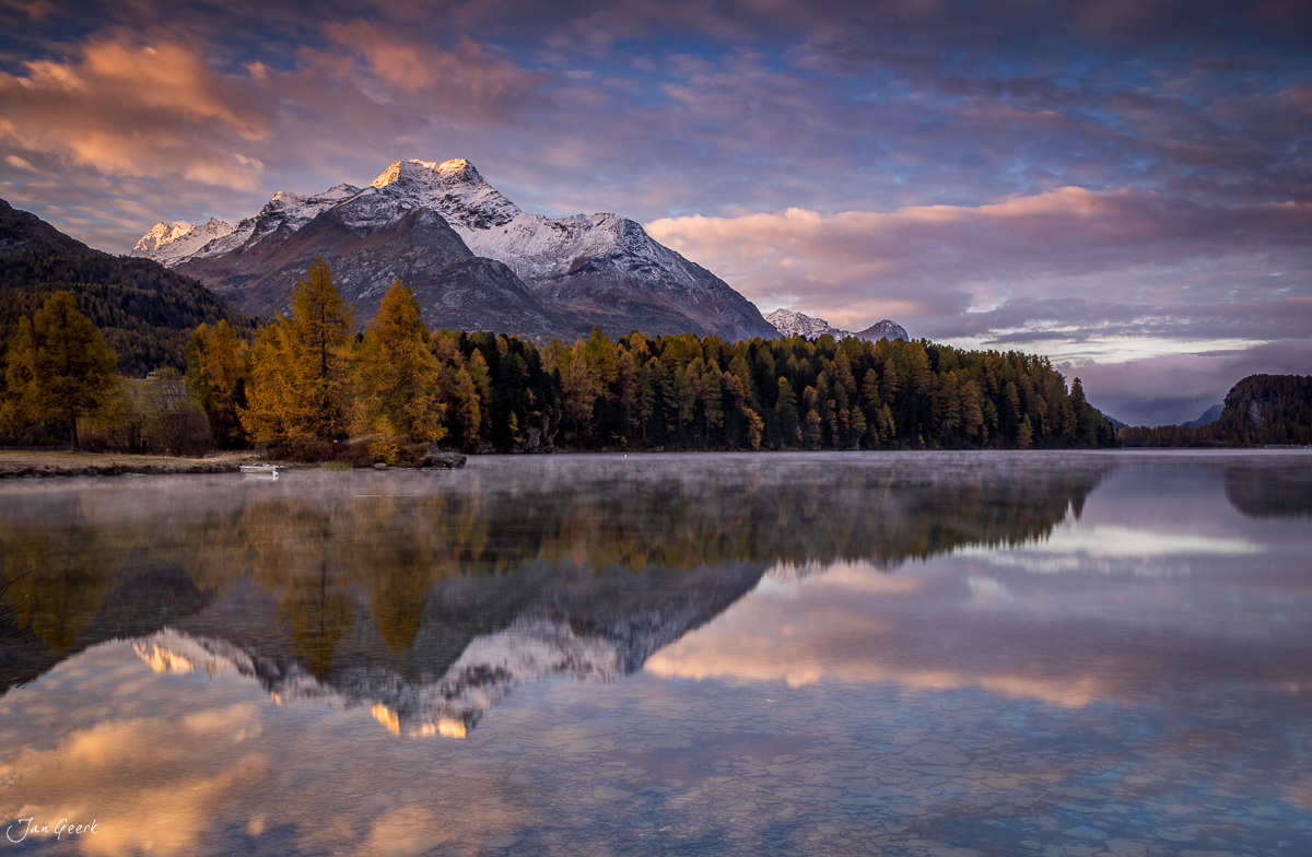 Bergsee mit schneebedecktem Berg und goldenen Lärchen im Herbst Engadin Schweiz – Jan Geerk Fotograf Basel