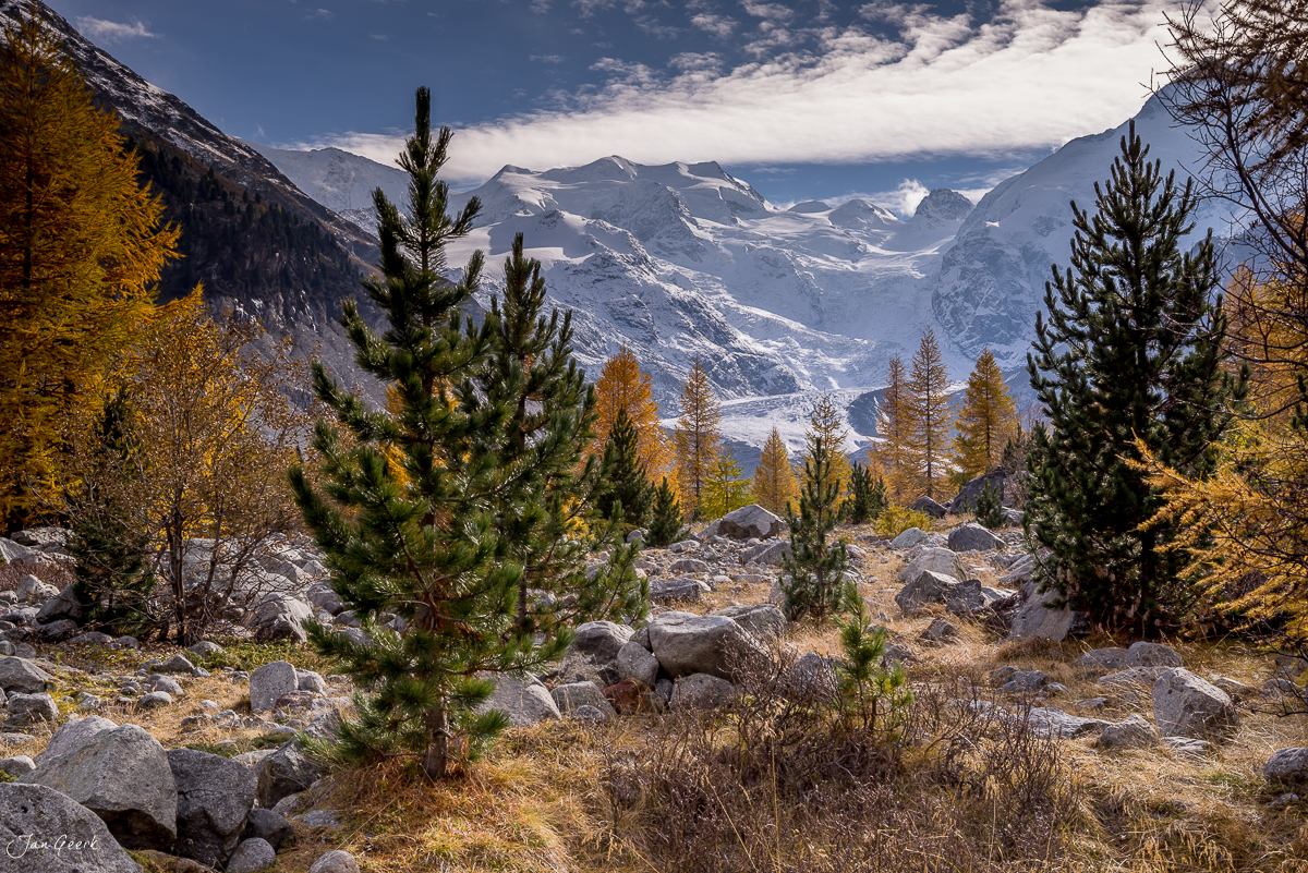 Herbstliche Berglandschaft mit Lärchen und Bergsee im Engadin, goldene Herbststimmung in Graubünden Schweiz – Jan Geerk Fotograf Basel