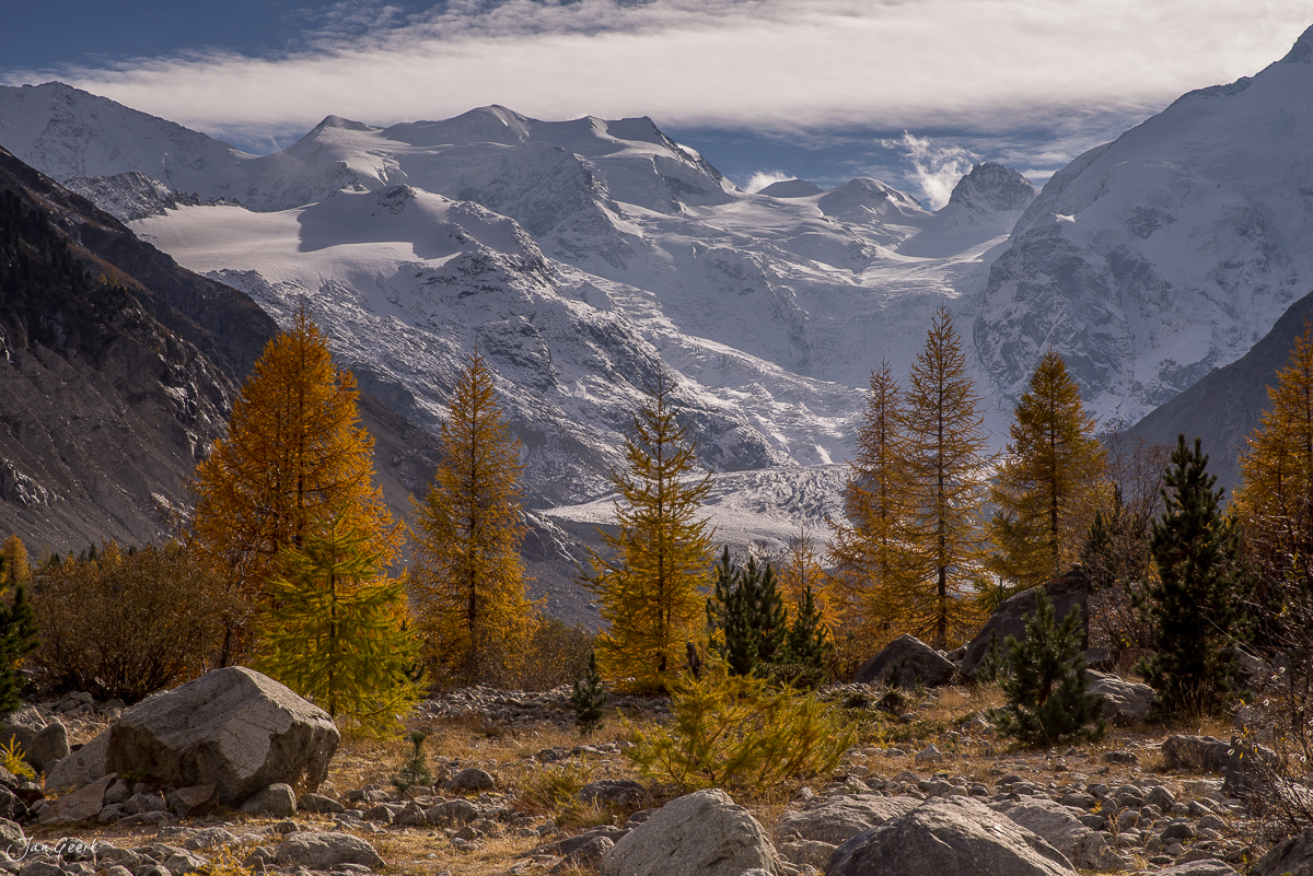Herbstliche Lärchen und Bergseen im Engadin, schneebedeckte Alpen im Hintergrund, golden beleuchtete Landschaft, Graubünden Schweiz – Jan Geerk Fotograf Basel