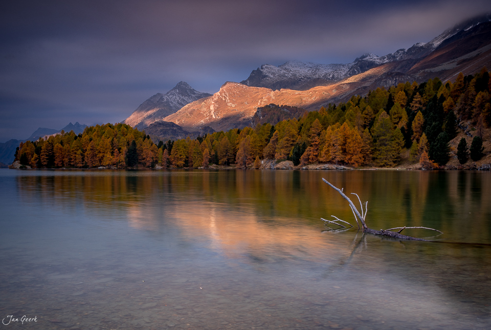 Herbstlicher Bergsee mit schneebedeckten Alpengipfeln, goldenen Lärchen und Spiegelung bei St. Moritz in Graubünden Schweiz – Jan Geerk Fotograf Basel